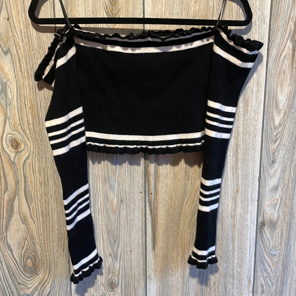 GUESS Off-the-Shoulder Cropped shirt. Size Medium